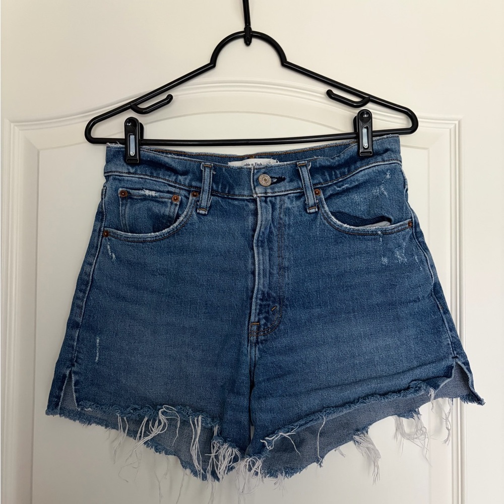 Abercrombie & Fitch Medium Wash 4” Mom Short High Rise